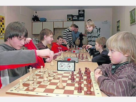 Jede Sekunde zhlt: Richard Rohde (15, links) lsst seine Bauern angreifen. Milan Hocke (6, rechts) verfolgt beklommen, was da auf dem Spielbrett auf ihn zukommt. Fotos:  Dilling