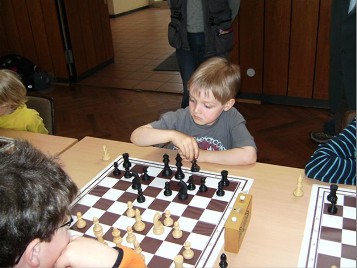 Der Knig des Kleinen Knigs ist das Kindergartenkind Milan Hocke. In der 5. Runde der Nordhessischen Schulschach-Rallye in Ahnatal erzielte Milan mit einer fr sein Alter auergewhnlichen Leistung in der WKG mit 4,5 Punkten aus 7 Partien eines der besten Ergebnisse der Ahnataler Teilnehmer.